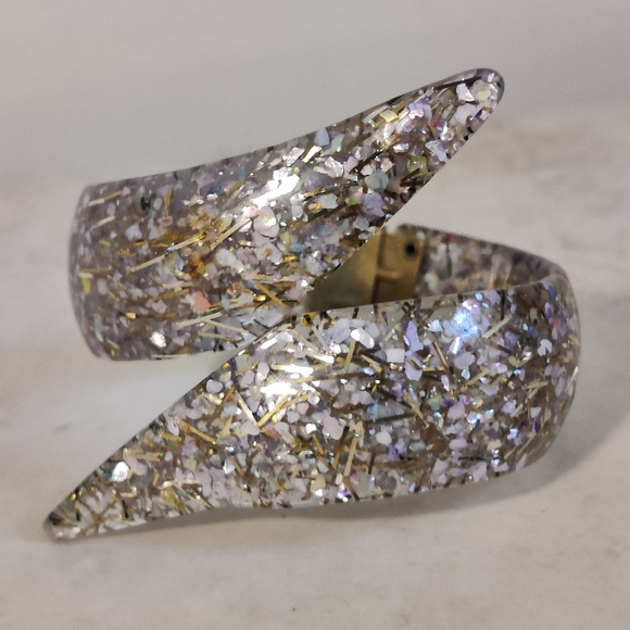 Vintage lucite confetti hinged cuff bracelet - Picture 3 of 14